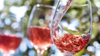 Histoire et Caractéristiques du Vin Rosé
